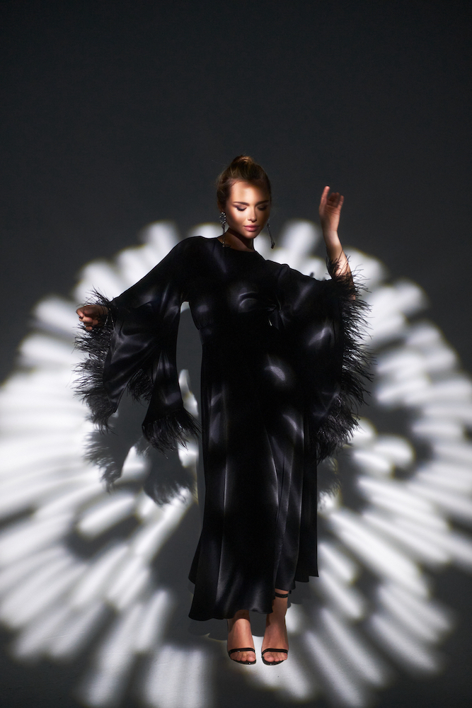  Платье с перьями 