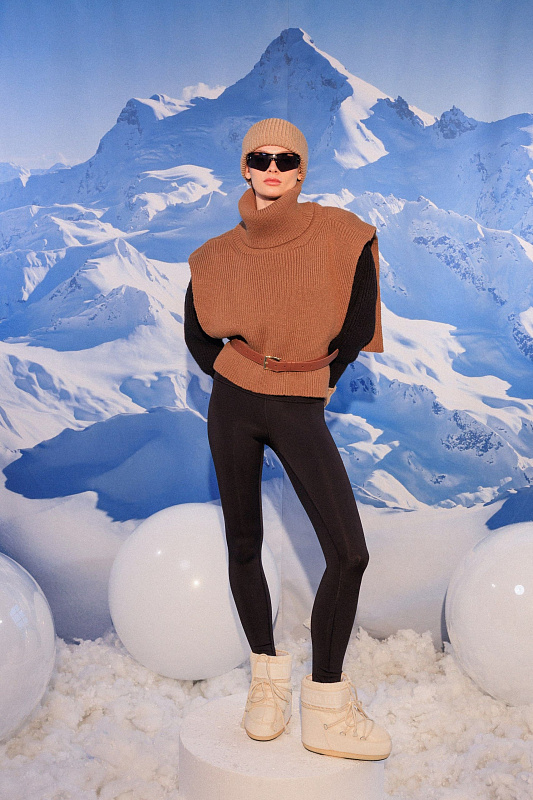  Вязаная манишка 'Сердце города' 