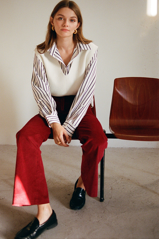  Трикотажный жилет с разрезами 