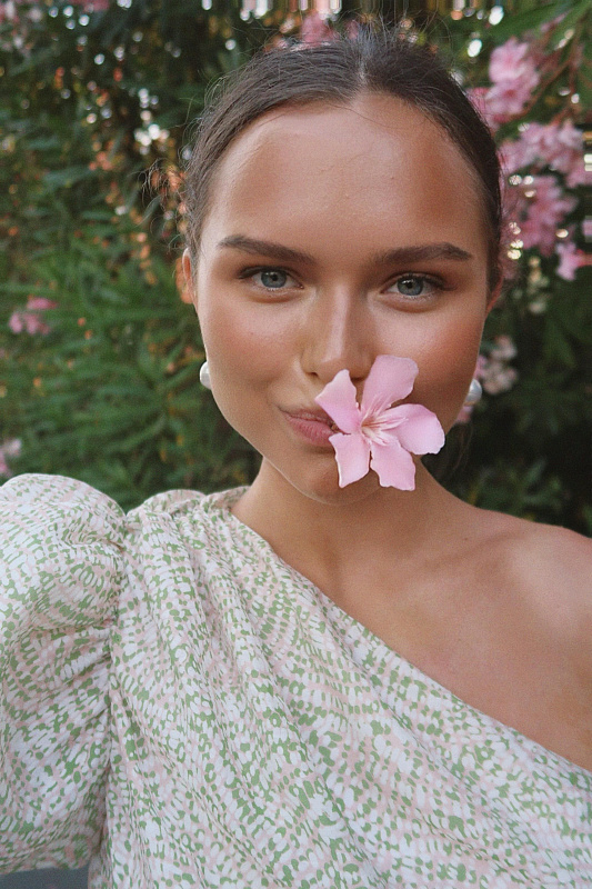  Платье на одно плечо 'Oro' 